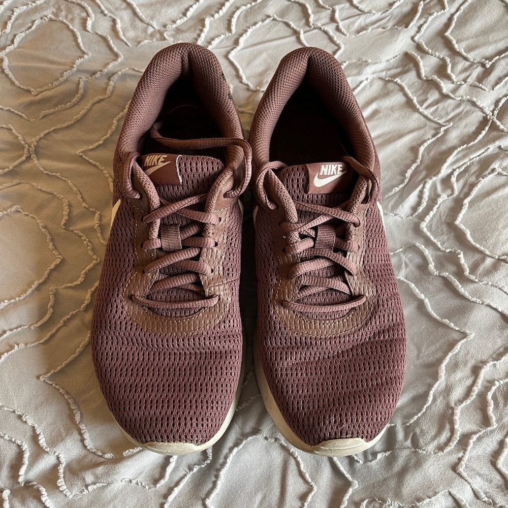 Nike Tanjun Lightweight Running Sneakers